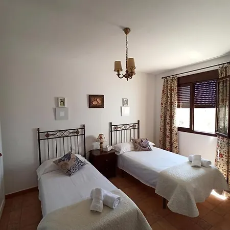 Cuatro Encinas, Villa