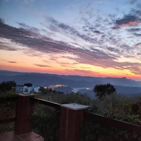 Villa Cuatro Encinas, *